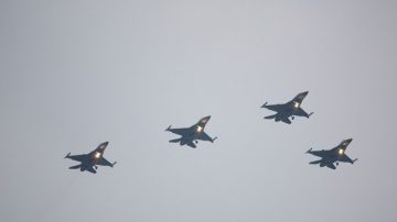 F-16衝場迎旭日 七星潭人潮呼聲連連(視頻)