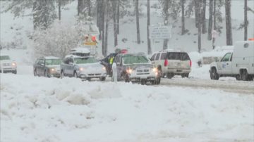 大雪席捲美國西部 多條公路關閉