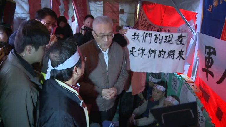 吳敦義探視絕食軍公教 被喊黨主席