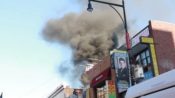 法拉盛4级大火 3名消防员受伤 15间店铺被毁