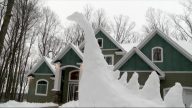 视频：不让买鬣蜥 这个爸爸堆了一只“雪恐龙”
