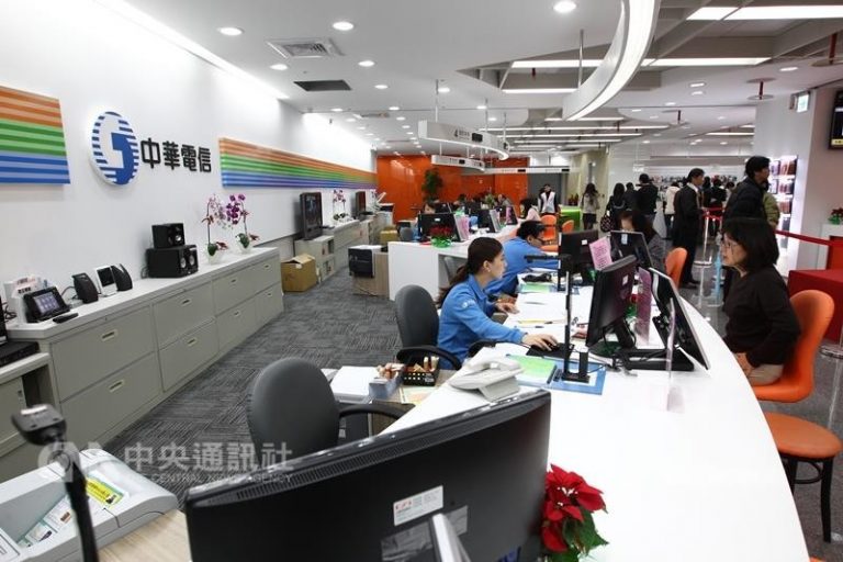 台灣大與遠傳4G吃到飽延至2月 中華電未決定