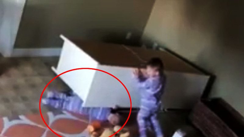 双胞胎拉翻柜子被砸 2岁童沉着救弟(视频)