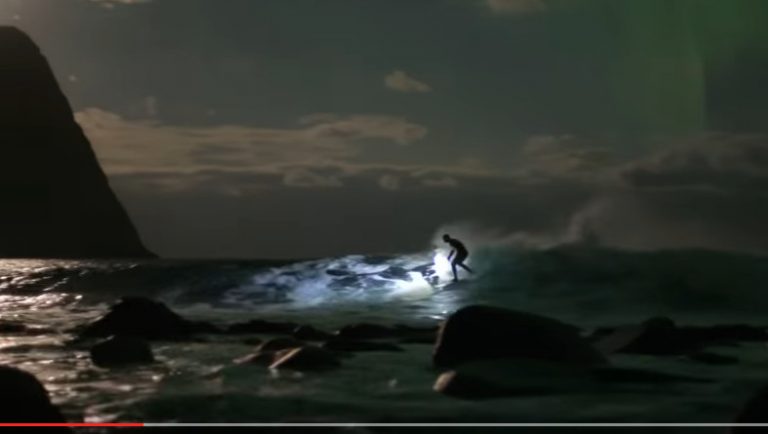 北極光下衝浪形成神秘畫面