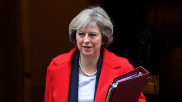 英国首相暗示“硬”脱欧 英镑跌至新低