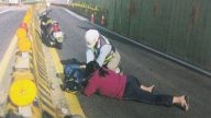 夫病發倒地 妻趴車道聲聲喚 工程師急救難挽回