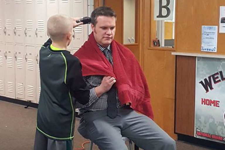 美校長在全校師生前剃光頭 原因感人