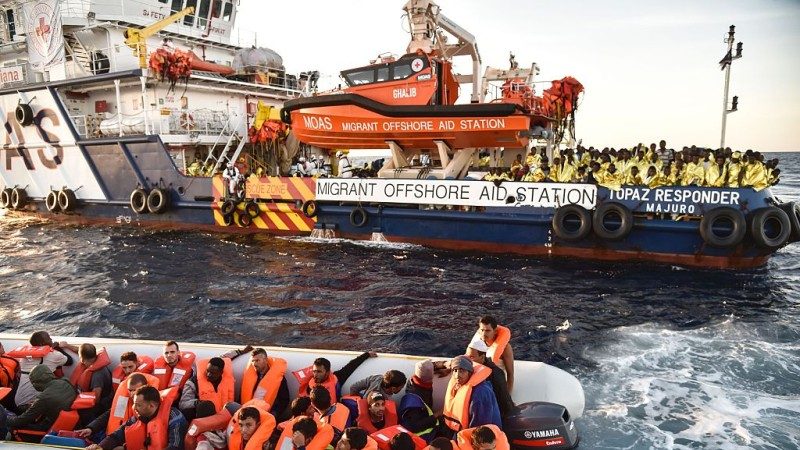 移民船只利比亚外海翻覆 已知8死近百人失踪