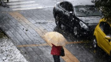 北京霾中飄「毒雪」　專家建議及時清理雪花