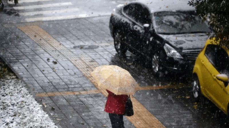 北京霾中飘“毒雪”　专家建议及时清理雪花