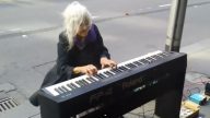 流浪老奶奶看到路边的钢琴就弹了起来，结果路人全听呆了！（视频）