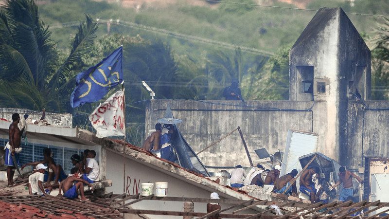 巴西监狱如战场 两帮囚犯混战 警掷催泪弹遏制(视频)