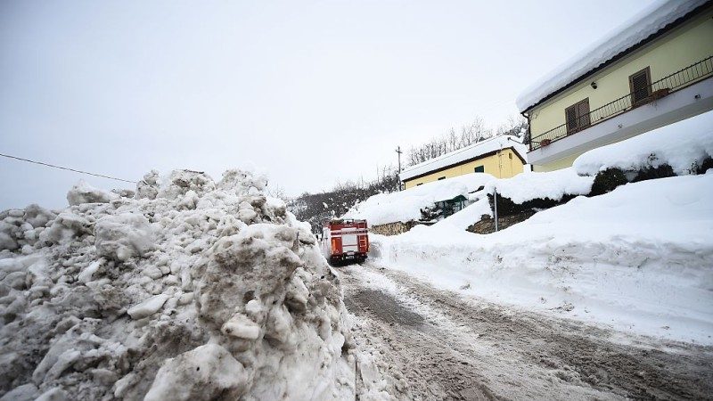 意大利被雪崩掩埋飯店 10人生還含3幼童
