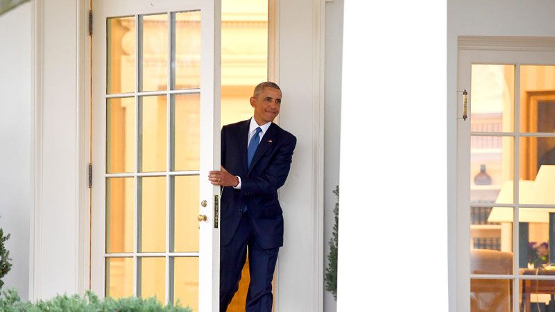歐巴馬拿信擺書桌 孤單背影離開白宮