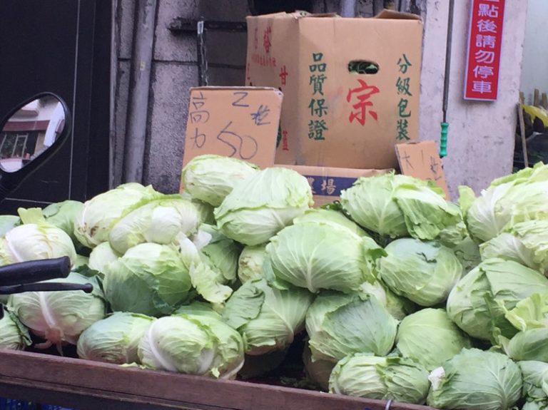 台中年貨大街 今明兩天捐發票換高麗菜