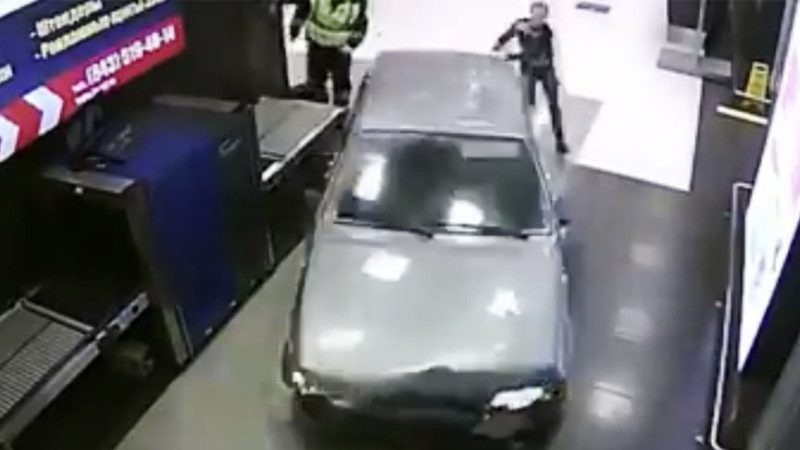 真是战斗民族！俄罗斯一醉酒司机闯关入机场 一路横行拦不住（视频）
