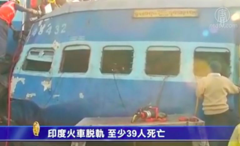 印度火車脫軌 至少39人死亡
