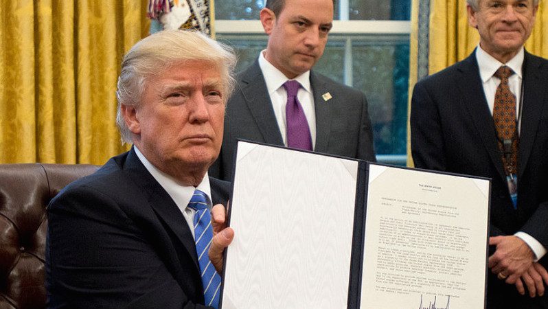 川普签署命令 美国正式退出TPP
