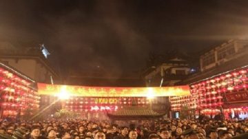 大年初一 大陆民众涌进寺庙烧香祈福