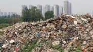中國「垃圾圍城」 危害勝陰霾