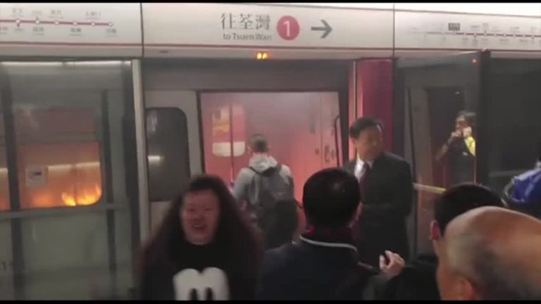香港地鐵起火 17人受傷