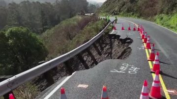 受暴雨影響 加州一號公路多處坍塌