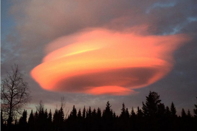神秘火燒雲現身 瑞典騰起巨大火紅UFO（視頻）