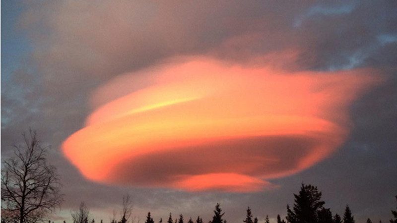神秘火烧云现身 瑞典腾起巨大火红UFO（视频）