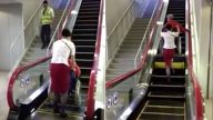 好棒啊！日本新型電動扶梯貼心設計 輪椅也能輕鬆搭乘