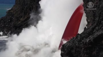 夏威夷火山爆發 紅色水龍衝入大海