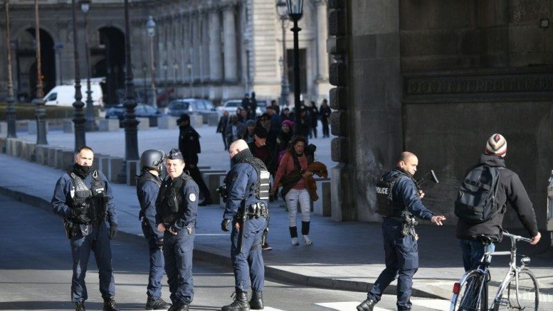 巴黎卢浮宫突发砍杀案 警匪搏击 涉恐袭