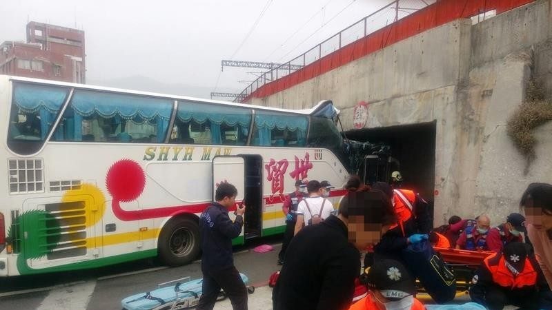 錯估高度！搭載中國遊客遊覽車卡涵洞21人輕重傷