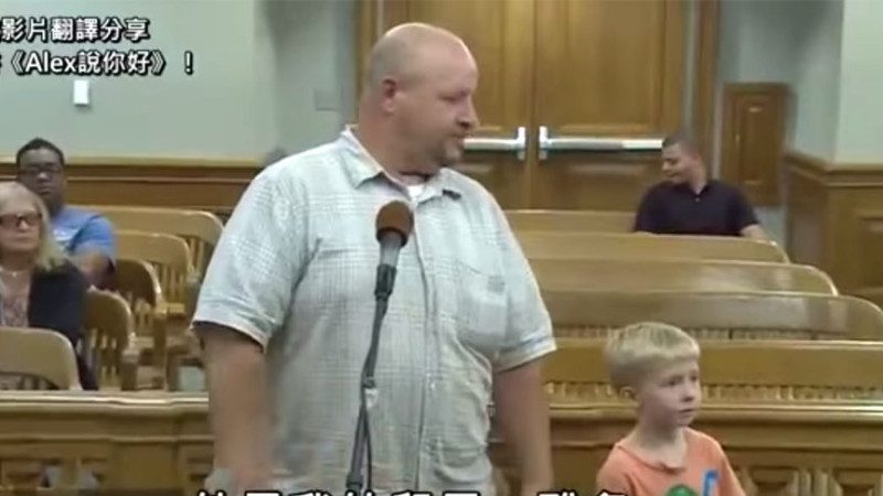 爸爸违章停车出庭 小弟弟超中肯的评价让法官开心免除爸爸罚款 （视频）