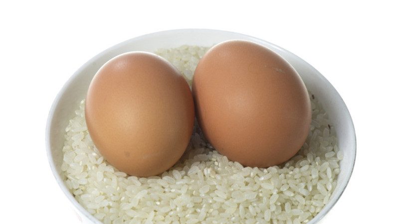 她把鸡蛋放进大米里，结果全家都惊呆了！从没想到可以这样做！
