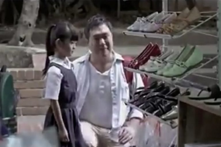 媽媽早逝，爸爸又當爹又當媽拉扯她，可因貧窮，她總是不理解他，直到這一天