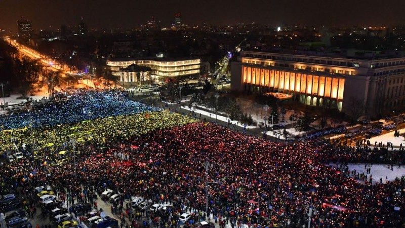 罗马尼亚连13天抗议 万人国旗拼图表诉求