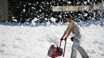 安省周一暴风雪持续 部分地区降雪25厘米