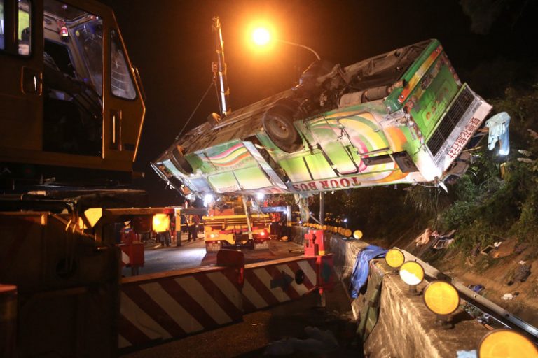 台國道5號遊覽車32死案 死傷名單公佈