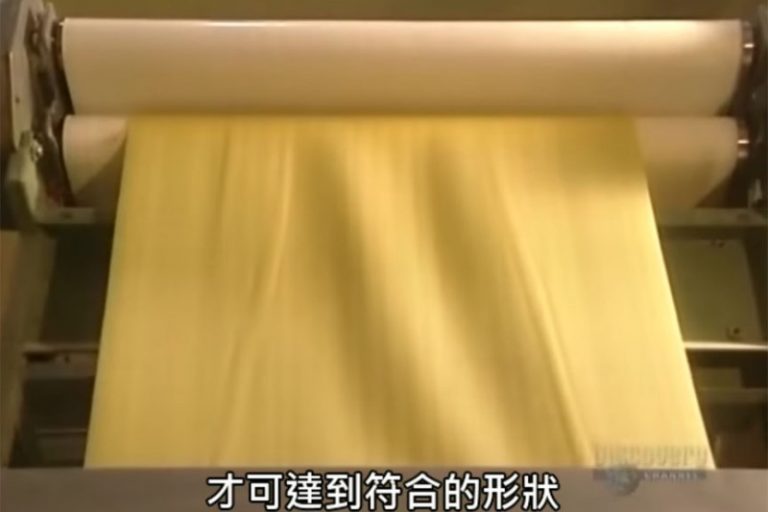 超療癒！看壓麵機一小時擠出45萬朵蝴蝶麵，原來各種各樣的意大利麵是這樣做的