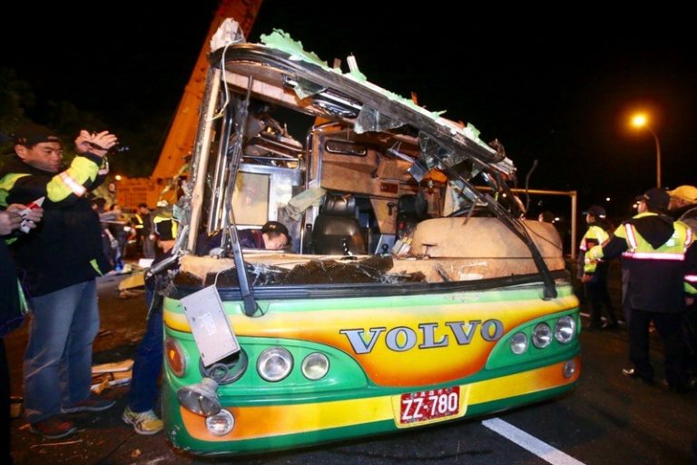 賞櫻遊覽車翻覆 轉彎超速20公里