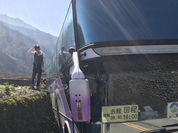 虚惊一场！赏樱专车擦撞山壁 40名乘客幸无人受伤