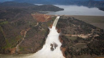 暴雨又来 加州水库大坝面临考验