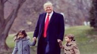 組圖：難得含飴弄孫 川普樂當兒孫護衛
