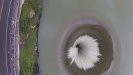 美加州豪雨不斷，湖泊卻開了個大洞奇景，透過空拍畫面引發議論