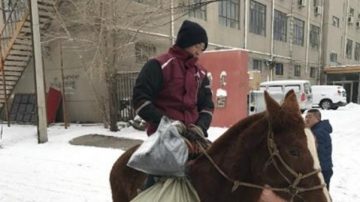 大雪阻交通 内蒙快递员骑马送件