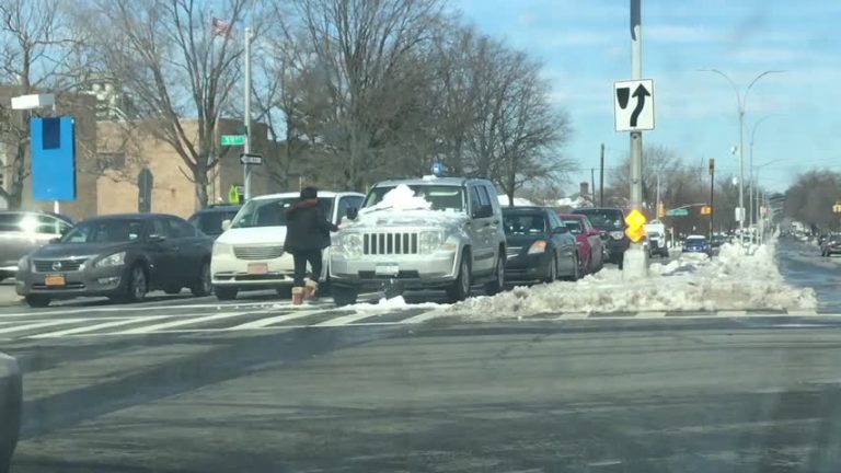 紐約氣溫回暖 積雪始融 小心車頂雪