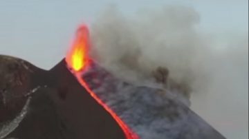 休眠2年埃特納火山再噴發，熔岩融白雪驚現「冰火交融」奇景