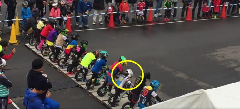 日本幼兒滑步車大賽，4歲童失誤落後…沒想到結局卻讓人肅然起敬！（視頻）