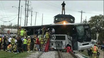 美超載巴士困鐵軌 遭火車攔腰撞 已知4死35人傷