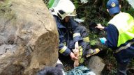 三峽區熊空橋2噸落石從天而降 女子雙腳被壓住